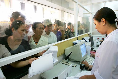 Medical insurance card holders queuing in a reception room in a hospital (PHoto: SGGP)
